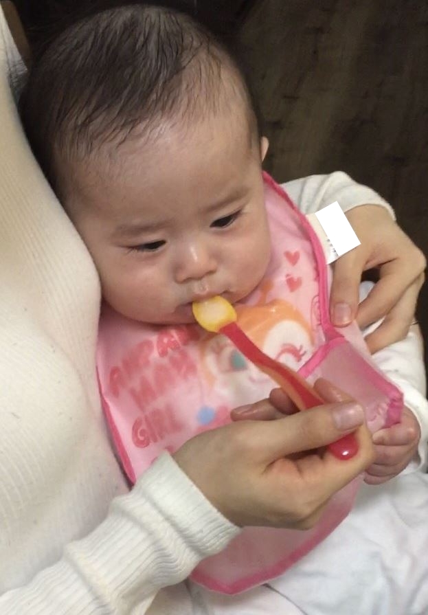 はじめての離乳食の様子