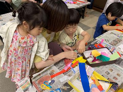 七夕飾りをつくる様子