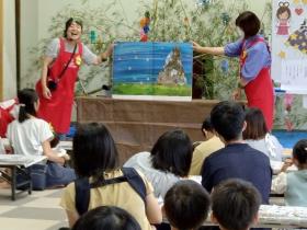 民生委員さんが絵本を読む様子