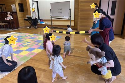 踏切をくぐります！