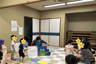 絵本の読み聞かせの様子