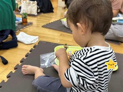 おやつを食べるこどもの写真