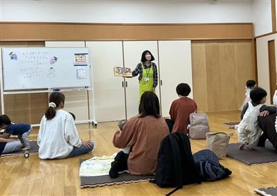 絵本の読み聞かせをする様子