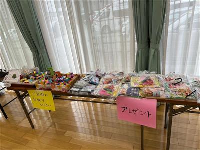 プレゼントと手作りのおもちゃ