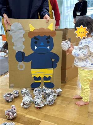 豆まきをする幼児の写真