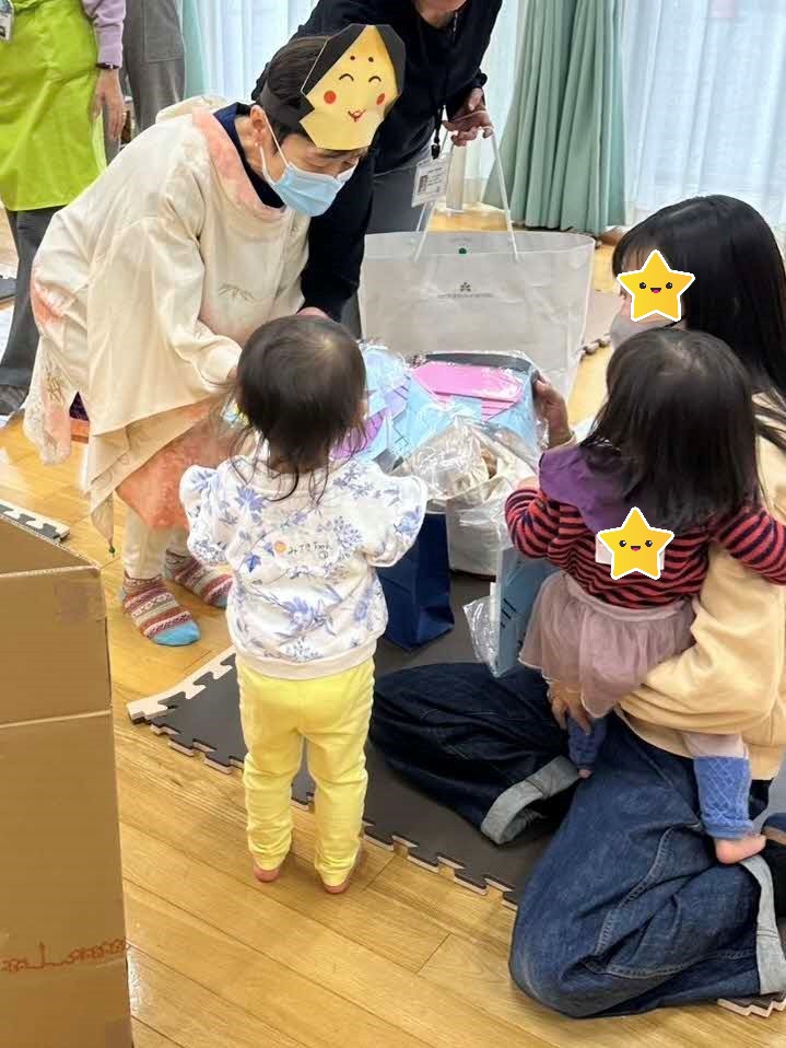 地域役員と豆まきをする母子
