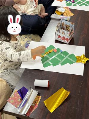 クリスマスツリーをデコレーション