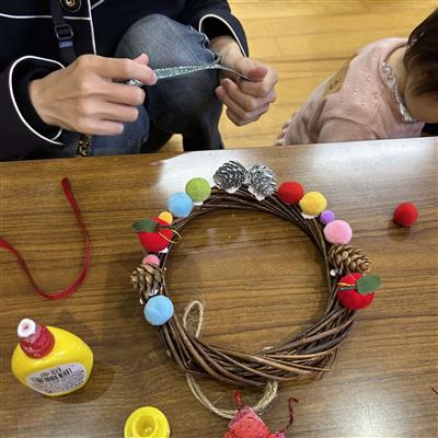 リース作りの様子