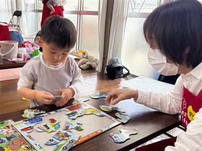 おもちゃで遊ぶこどもの様子