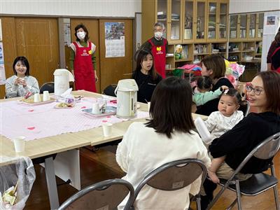 カフェコーナーでおしゃべりを楽しむお母さんたちの様子