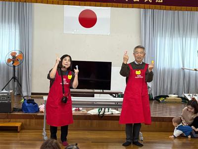 民生委員さんが手遊びをする様子