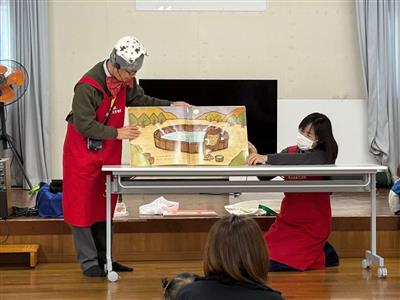 民生委員さんが絵本の読み聞かせをする様子
