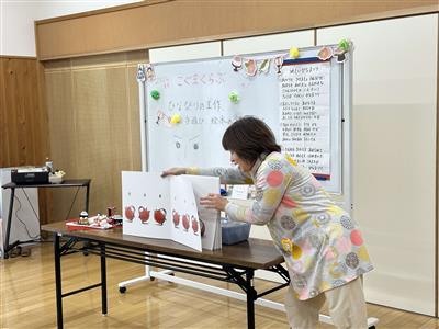 絵本の読み聞かせする様子