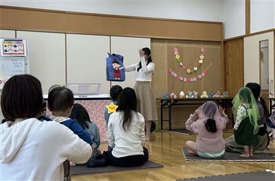 絵本の読み聞かせをする様子