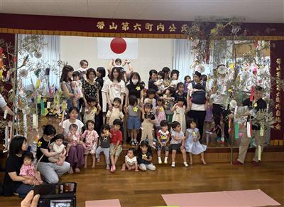 七夕飾りの前で集合写真