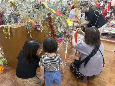 飾りつけをする親子の様子