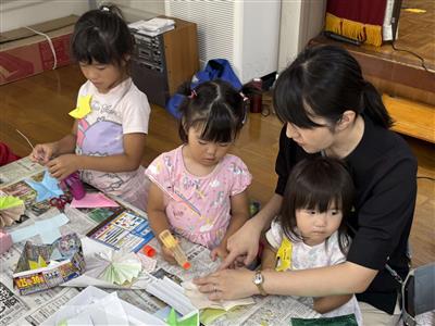 親子で七夕飾りを制作する様子