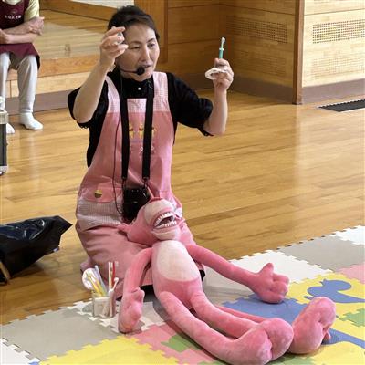 お人形を使って歯磨き講座