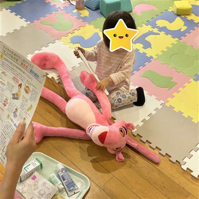 大きな歯ブラシ握ります