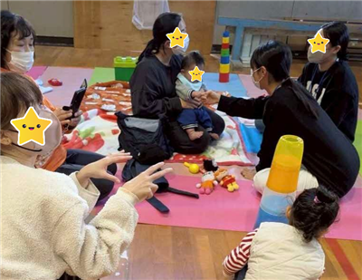 赤ちゃんと学生が交流する様子