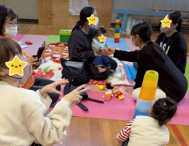 赤ちゃんたちと交流する様子