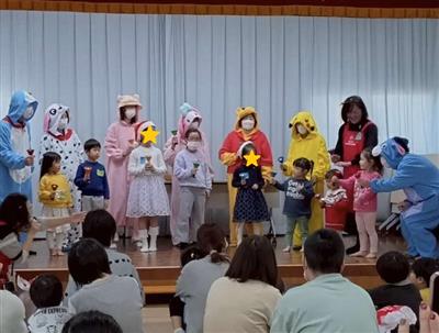 民生児童委員さんと一緒に子ども達がハンドベルを演奏している様子