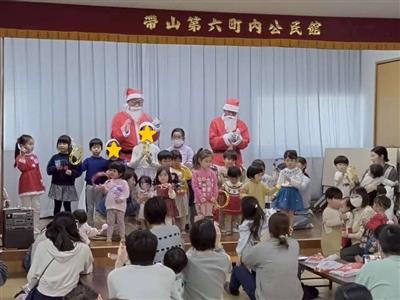 サンタさんと一緒に演奏する様子