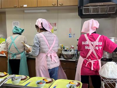 食改さん調理中