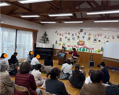 絵本に興味深々なこどもたち