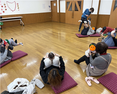 親子でふれあいながら体操しました