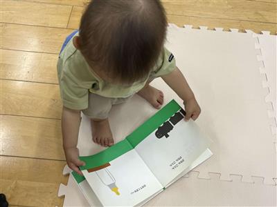 自分で本を読んでいる