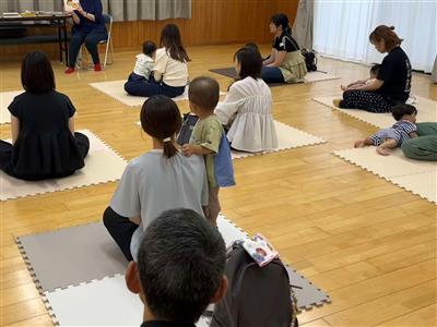 読み聞かせ中