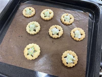 飴を砕いて型に入れる