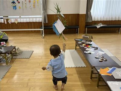 笹で遊ぶ姿