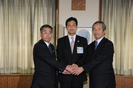 熊本都市バス株式会社とのバス路線移譲に関する協定調印式