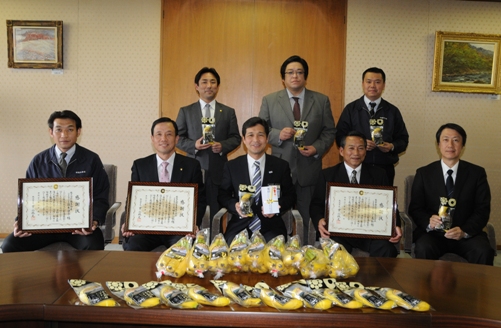 「熊本城復元整備事業支援バナナ」販売の寄付に伴う感謝状贈呈式