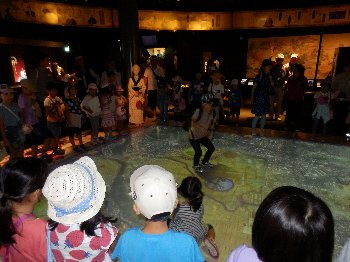 ２．湧々座で、最新映像で熊本城を学ぶ子どもたち