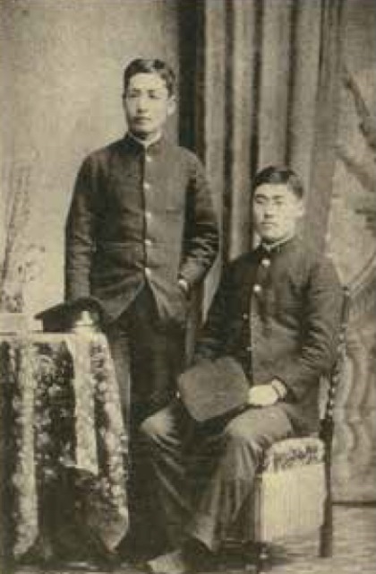 帝国大学時代の漱石（左）と米山保三郎（右）※「漱石写真帖」より