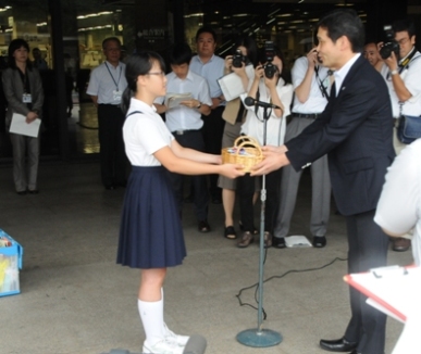 東松島市への図書寄贈・移動図書館車貸与に係る出発式