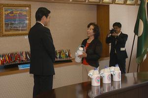 熊本県酪農女性部協議会からの牛乳贈呈式