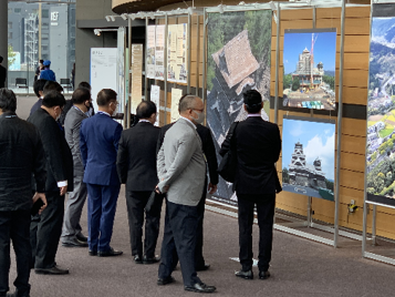 熊本地震直の写真や熊本城復元の写真を熱心に見られている海外参加者