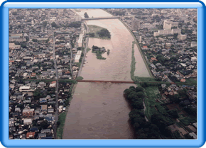 梅雨前線豪雨による白川洪水状況