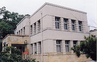 8 熊本大学医学部山崎記念館(旧熊本医科大学図書館)