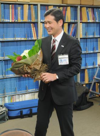 記者会見終了後　記者から贈られた花束を受け取る幸山市長
