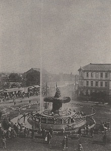 通水式当日の新市街記念碑前の放水