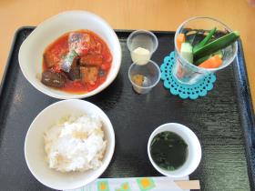さば缶のトマト煮、スティック野菜、みそ汁