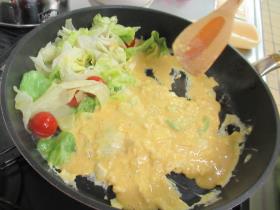炒めた野菜をフライパンの端に寄せ、卵液を入れます