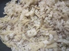 肉とごぼうの炊き込みご飯　ほぐしているところ