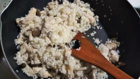 鶏肉ときのこの炊き込みご飯　具材を炒める