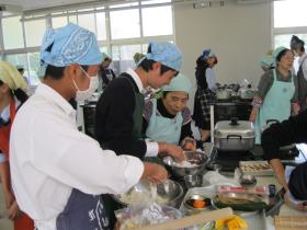 郷土料理講習会でいきなり団子を作っている様子